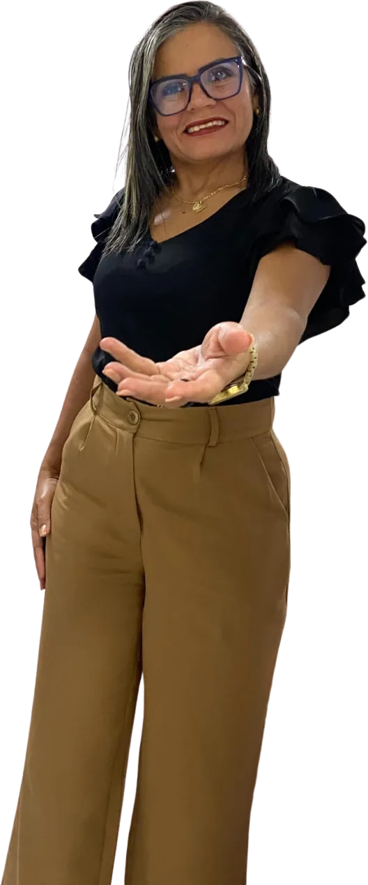 Eliene Dias sorrindo, com a mão estendida em gesto de acolhimento